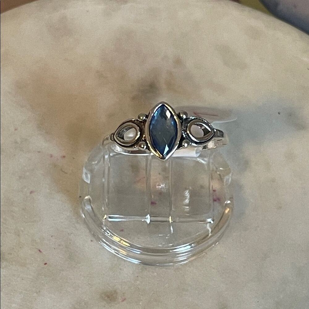 Elegant Silver and Blue Gemstone Ring 7